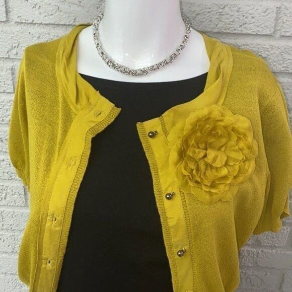 New York & Co Women Short Sleeve with Attached Rosette Detail Sweater Size M - Picture 6 of 10